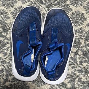 Boys nike flex shows